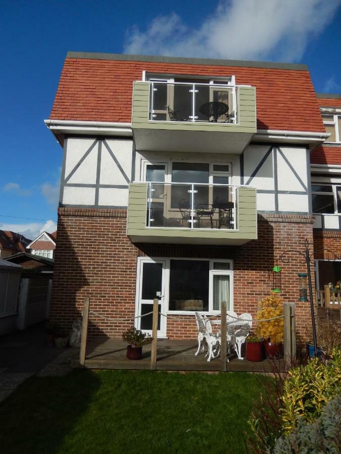 Gables Court Holiday Apartments Суонидж Экстерьер фото