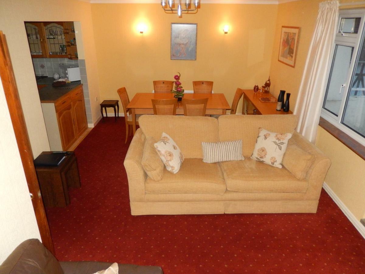 Gables Court Holiday Apartments Суонидж Экстерьер фото
